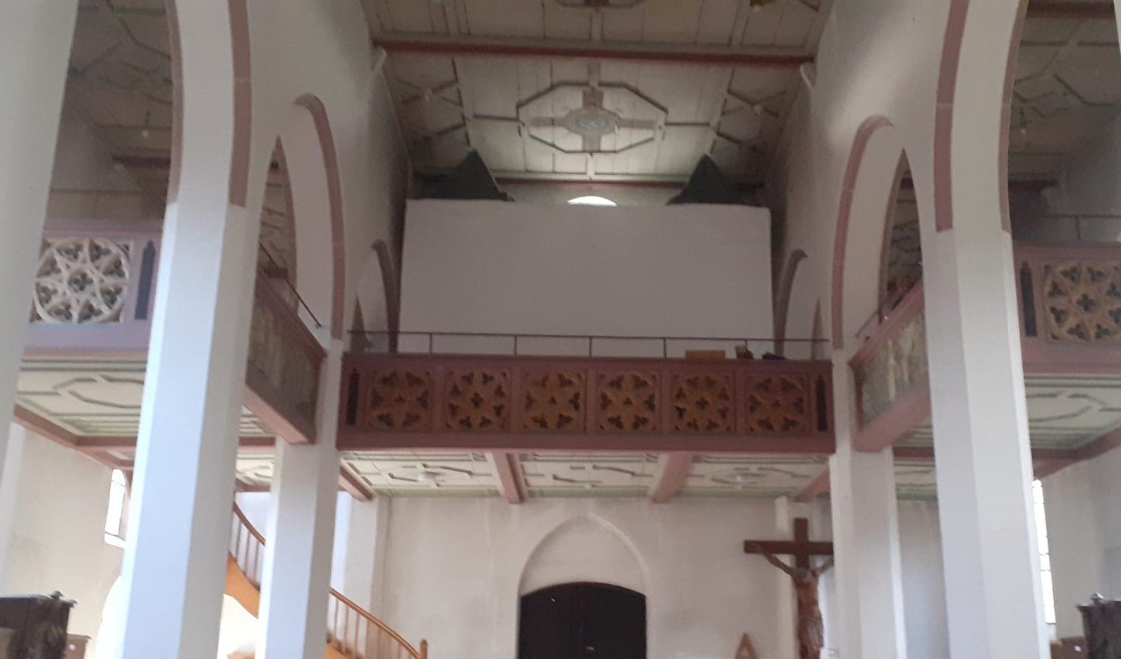 Orgelschutz in der Kirche